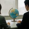 静かなオフィスの Globe と閉じたブラインド