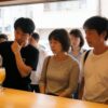 バーテンダーがノンアルコールドリンクを注ぐ