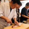 鮮魚を切り分ける板前