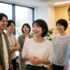 オフィスで談笑する人々