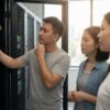 データセンターのサーバーラックを確認する技術者