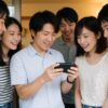 友達が新しいガジェットを見つめる